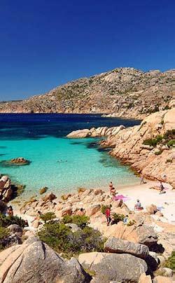 Residence Club Marina Rosada Valledoria Posizione: nello splendido Golfo dell Asinara, tra Badesi e Castelsardo, a 2 km dal centro di Valledoria e a 400 mt dalla bella spiaggia di sabbia.