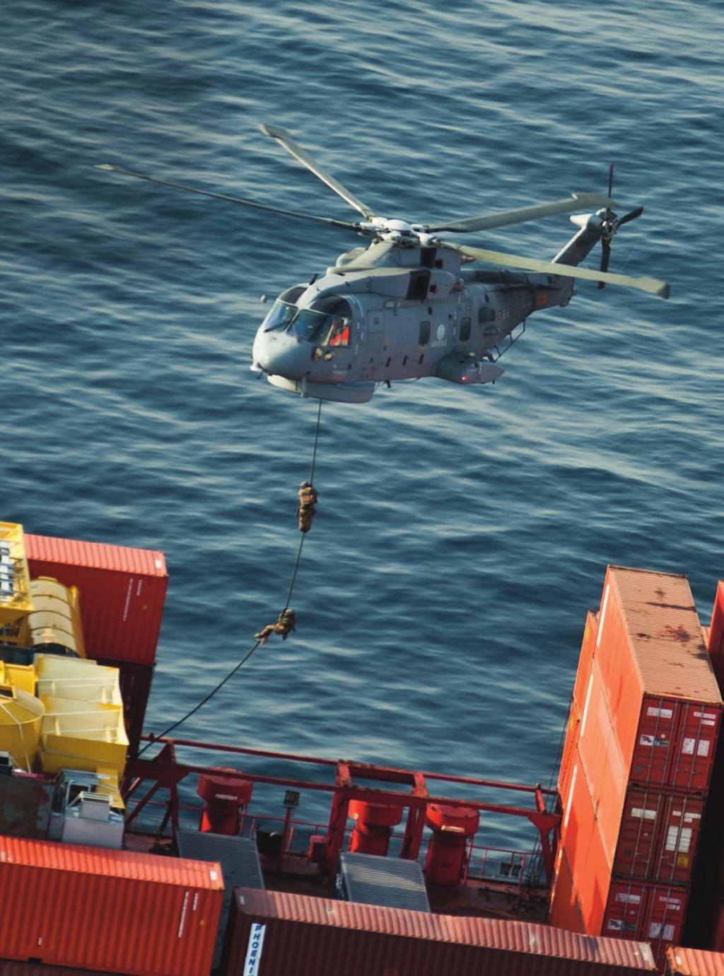 fast-rope da un elicottero EH-101 decollato dalla portaerei Cavour per effettuare un esercitazione di protezione di mercantili ostaggio di pirati che, in tempi di ristrettezze economiche, hanno