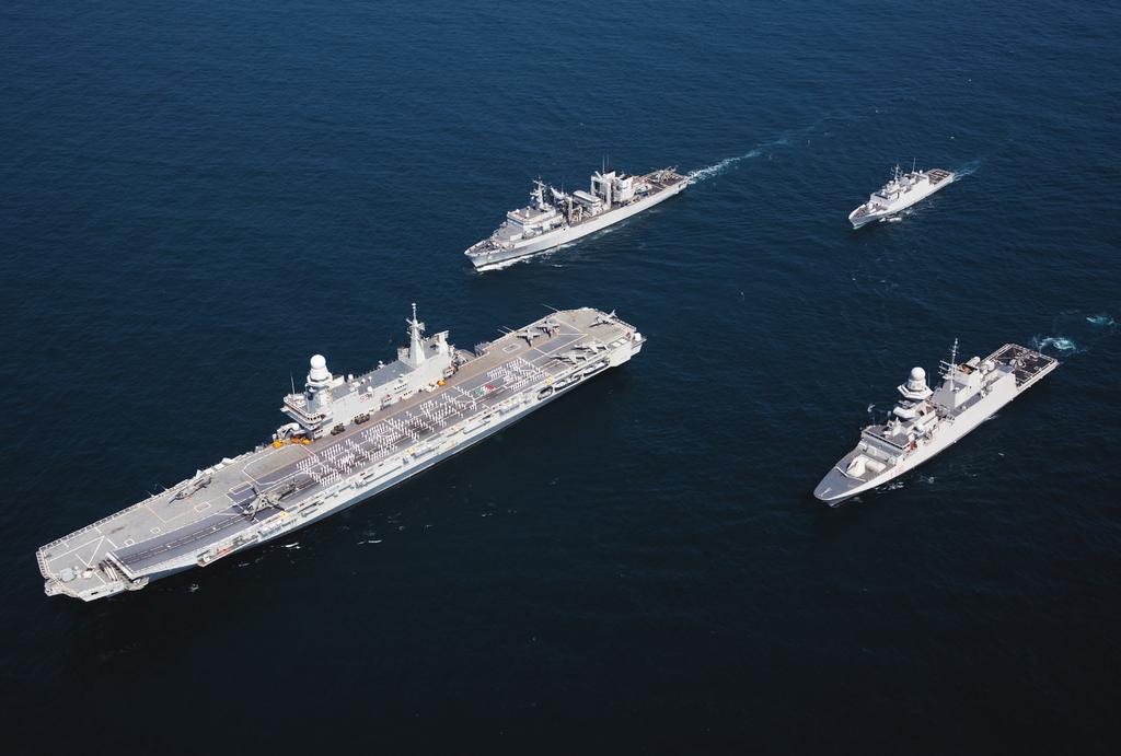 Il 30 Gruppo Navale in formazione in Mare Arabico, 25 novembre 2013.