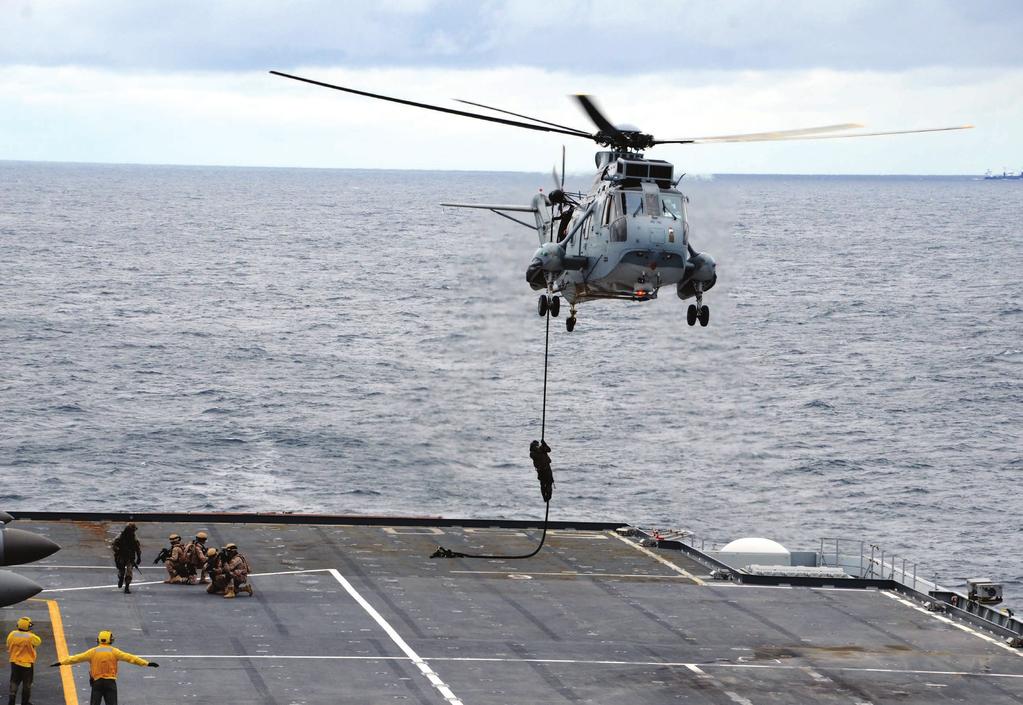 Mar Mediterraneo, 3. Fucilieri della marina spagnola in esercitazione di fast roping da un elicottero SH-3D della Armada sul ponte di volo di nave Cavour. (foto di Bruno Tamiozzo) in Accademia Navale.