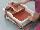 PEDALO CORREDO Per eliminare l eccesso di prodotto sigillante nella fase di sigillatura di pavimenti e rivestimenti. L alta capacità della vasca (40 lt) non richiede frequenti cambi d acqua.