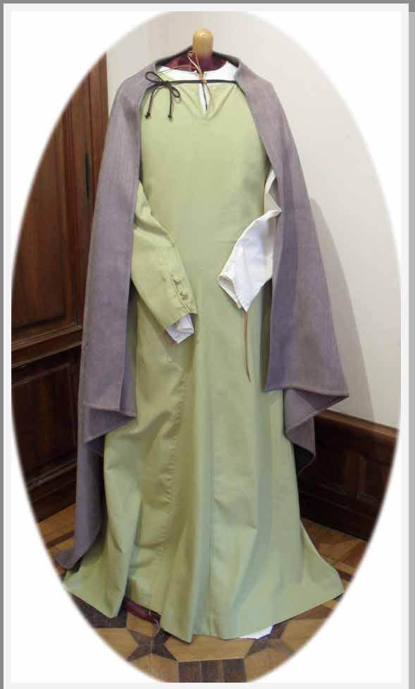 - Popolana / Artigiana XIV - L abito è composto da: 1) Gonnella in lino color verdino con n.