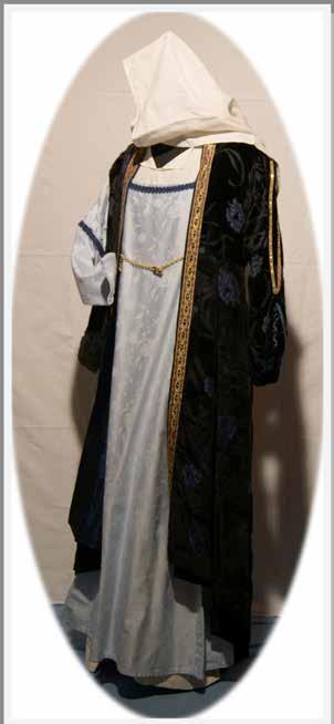 - Nobile XV - L abito è composto da: 1) Tunica in velluto blu di seta ricamato foderata in seta, apertura davanti rifinita con