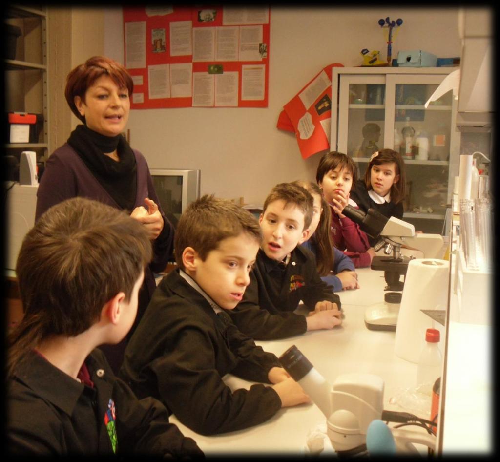 ANDIAMO A CONOSCERE IL LABORATORIO SCIENTIFICO DI PIAZZA AL SERCHIO Il 29 febbraio 2012 entriamo nel Laboratorio scientifico della Scuola Secondaria di Primo Grado, divisi in due gruppi di