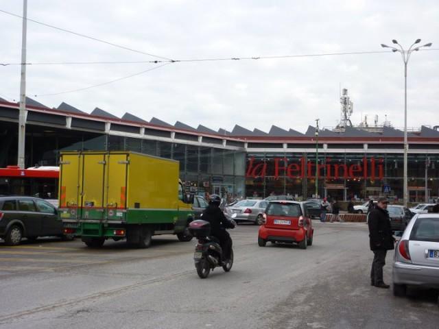 Piazza Garibaldi e la nuova Feltrinelli, raro angolo di cultura foto mp.