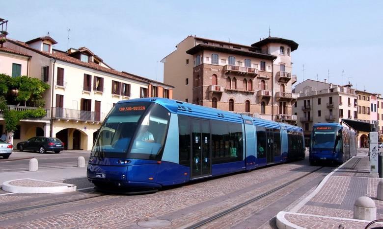 BENI ESSENZIALI E INDISPENSABILI: STRUTTURE E MEZZI Autostazione di Padova Centro Intermodale. Piazzale di deposito e palazzina servizi di via Goldoni.