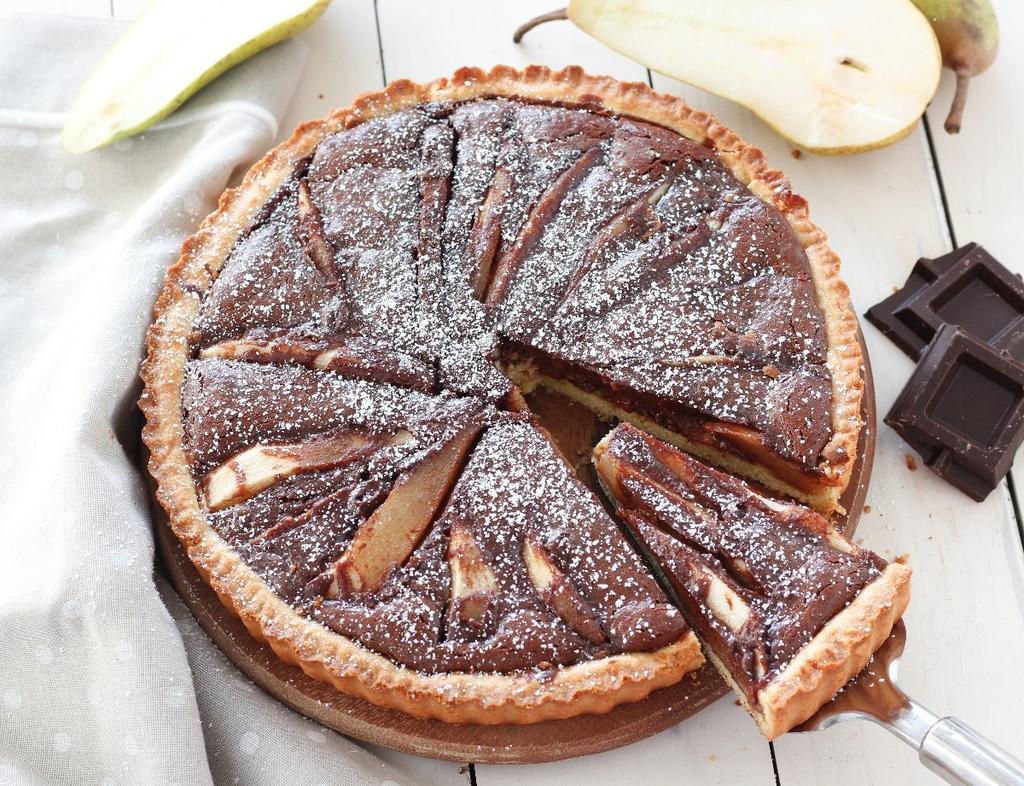 Crostata di pere e cioccolato Crostata di pere e cioccolato è un connubio di sapori perfetto, che conquista sempre tutti, grandi e piccini.