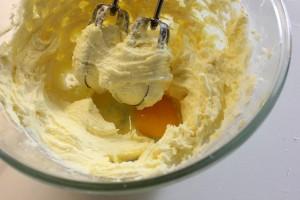 Aggiungete un pizzico di sale, un cucchiaino di estratto di vaniglia e mescolate bene. 2.