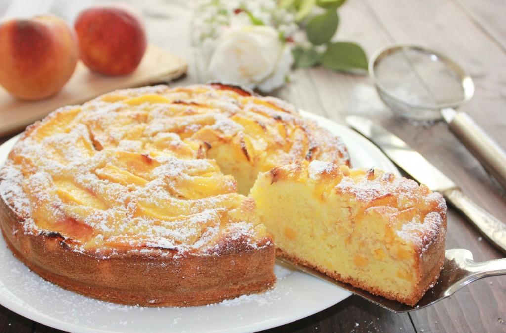 La torta di pesche è un dolce soffice e profumato, ideale per la colazione e la merenda. Facile da preparare e buonissima da gustare!