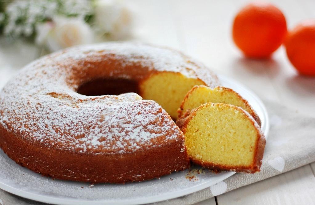 Ciambella soffice all'arancia Per iniziare bene la giornata cosa c è di meglio di una bella fetta di ciambella soffice e profumata?