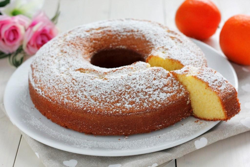 Aggiungete la scorza di un arancia, versate a filo l olio di semi e il succo di circa 2 arance, sbattendo con le fruste a bassa velocità. 3.