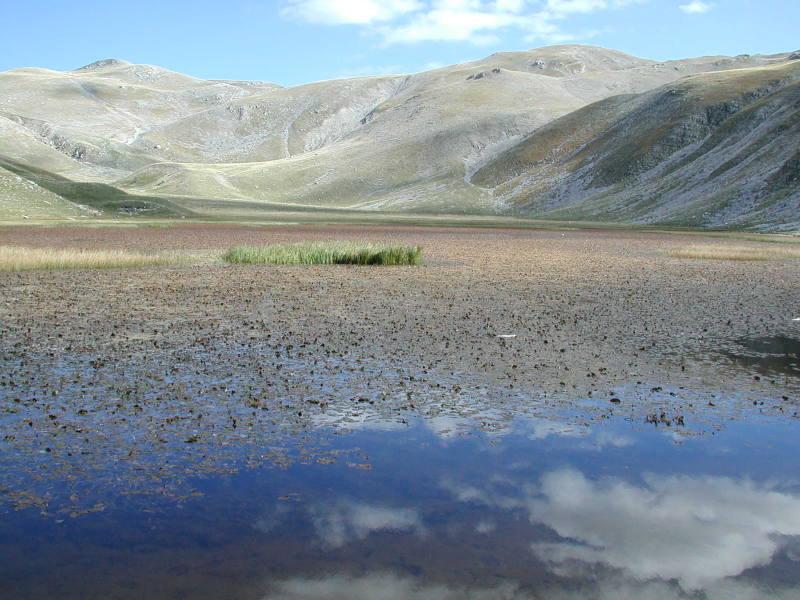Il Lago Pantaniello Una riserva naturale tutela un laghetto di origine glaciale, il Lago Pantaniello, che si trova a 1.