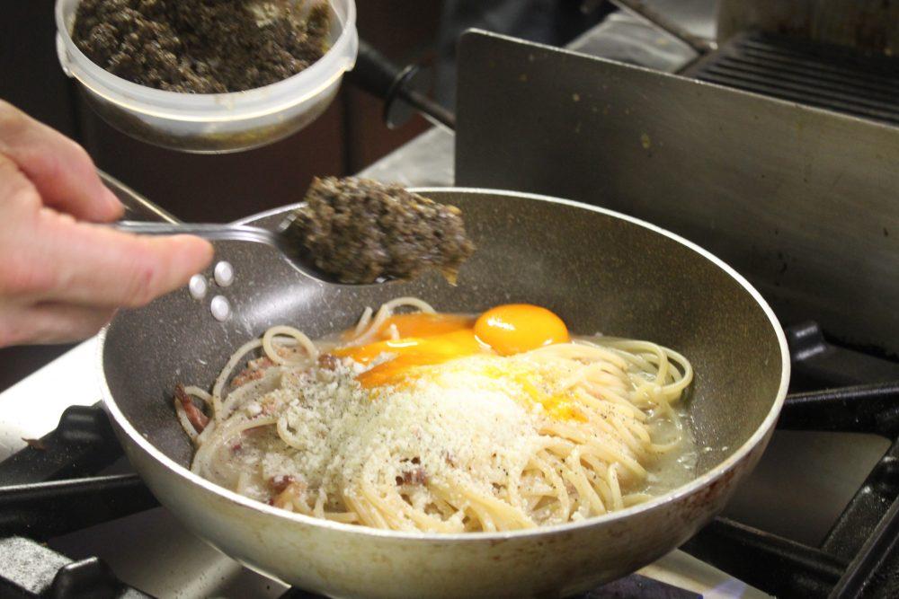 Carbonara con tartufo del Ristorante Belvedere dal 1933 Carbonara con tartufo del Ristorante Belvedere dal 1933 Ingredienti per 2 persone 200 gr di spaghettoni 4 fettine di guanciale Pecorino romano