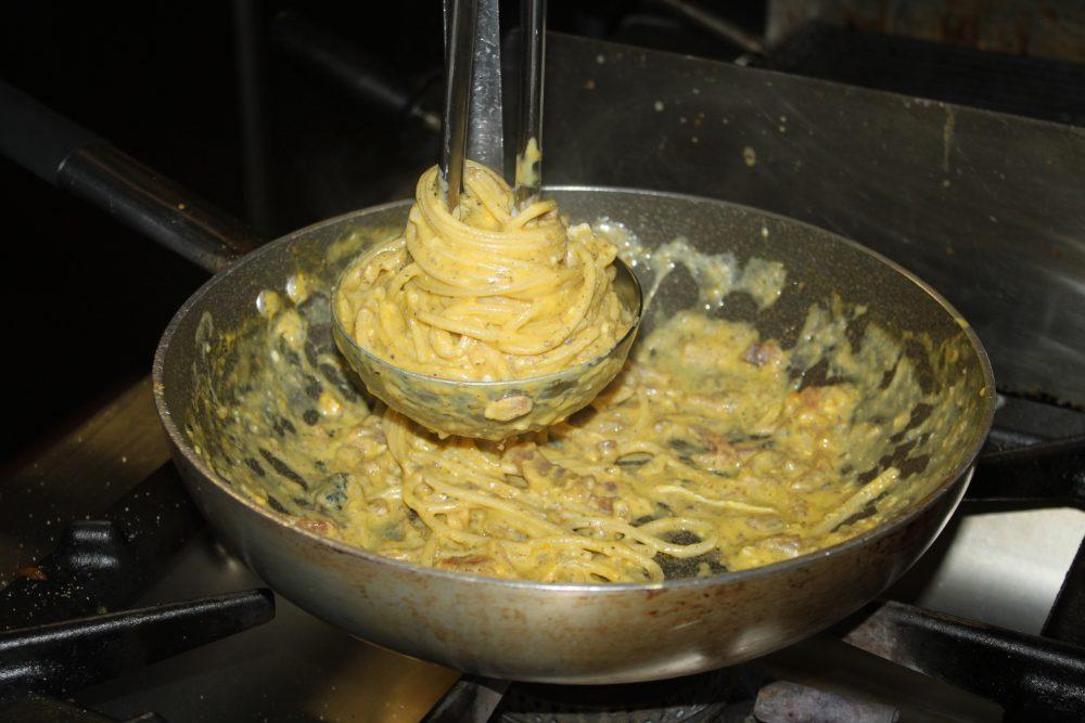 Carbonara con tartufo del Ristorante Belvedere dal 1933 Preparazione Preparare subito il tartufo all olio grattugiando finemente il tartufo in una ciotolina e coprendolo con l olio.