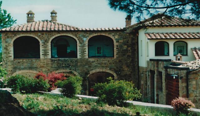 L'AZIENDA AGRICOLA Ubicazione L'Azienda Agricola Scopone è situata a Montalcino, sulla strada per Castelnuovo dell'abate - Sant'Antimo, sulla sinistra dopo il borgo "La Croce", seguendo i cartelli.