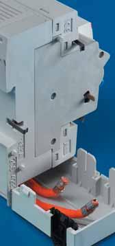 La disponibilità di blocchi selettivi consente di realizzare la selettività verticale in caso di guasto di isolamento quando gli interruttori installati a valle sono muniti di protezione