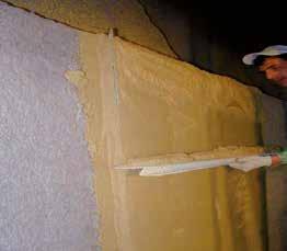 Lavare accuratamente la muratura e chiudere le grosse sbrecciature con malta utilizzando se necessario scaglie di mattone. 3.