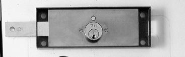 Cilindro tondo Ø mm 25 sporgente dalla scatola serratura di mm 10, 2 CHIAVI A PROFILO CENTRALE (chiave grezza codice 020409). 642002 2 10 10 15,27 Coppia di serrature per serranda a chiavi uguali.