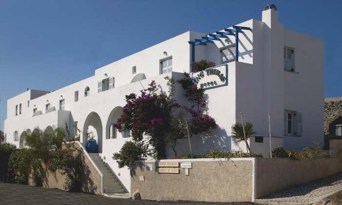 SANTORINI, Fira Hotel King Thiras ** King Thiras Hotel è situato vicino al vecchio centro storico di Fira, in un ambiente tranquillo, a un minuto a piedi dalla caldera di Fira e da Nomikos