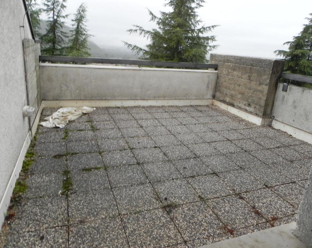 Terrazzino del terzo piano da smantellare per eliminare le infiltrazioni. Piano terzo - perdita nel terrazzo, infiltrazione di acqua nella stanza 117, perdita del terrazzo di copertura.