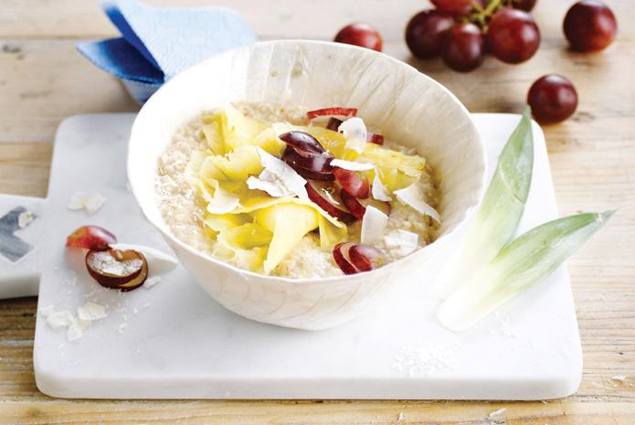 PORRIDGE AL COCCO 800 ml di Bevanda al Cocco Alpro 160 gr di fiocchi d avena 1 pizzico di cannella Menta tritata fresca 1 ananas Uva rossa a pezzi Succo di limone Miele 1.