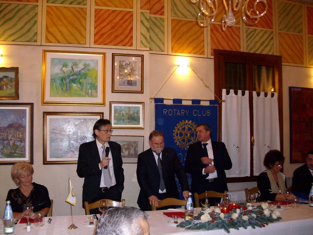 ROTARY CLUB NOALE DEI TEMPESTA La serata è inizia con la cerimonia di ammissione dei due soci e la consegna della cartellina