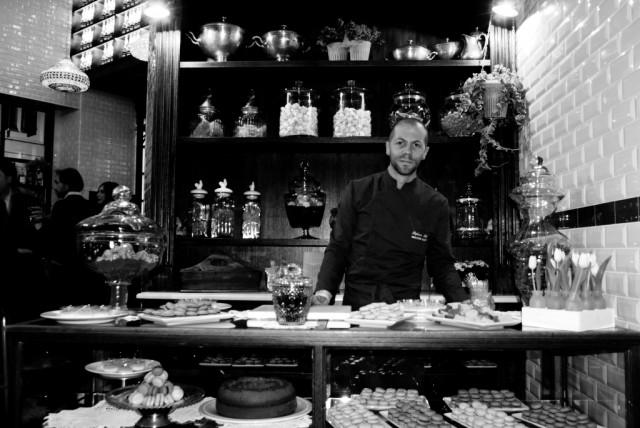 Caffè Propaganda, Stéphane Betmon al banco pasticceria Nella mia visita mi sono lasciato guidare dallo chef, ecco allora gli splendidi arancini, le crocchette e le buone alici Rizzoli.