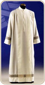X IL SACERDOTE 4. L AMITTO E quel rettangolo di tela bianca che il sacerdote pone sulle spalle e lega ai fianchi prima di indossare il camice, per coprirne la scollatura.