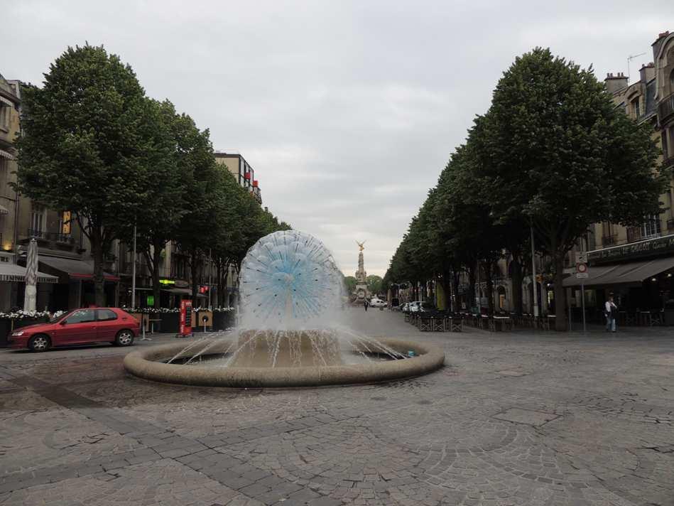 Reims 21-05-14 Km 199 Continuiamo la visita di Reims gironzolando per il centro, torniamo al museo ma alle dieci è ancora tutto chiuso ed anche il trenino per il giro della città è introvabile.