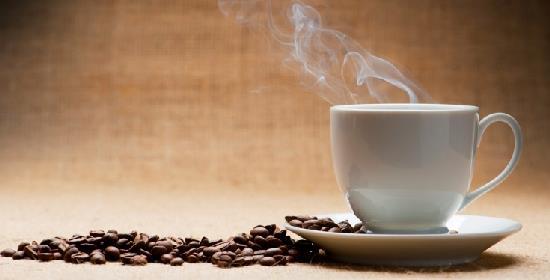 Estrazione della caffeina dalla polvere di caffè Materiale occorrente Caffè macinato Diclorometano, CH2Cl2 Carbonato di calcio, CaCO3 Acqua Introduzione In questa esperienza viene proposta l