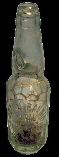Si tratta di uno degli oggetti più preziosi della collezione. 147 FLAŠKA STEKLENICA. Steklenica za brezalkoholno pijačo, ki jo je izdelal Anton Ravnik iz Kanala.