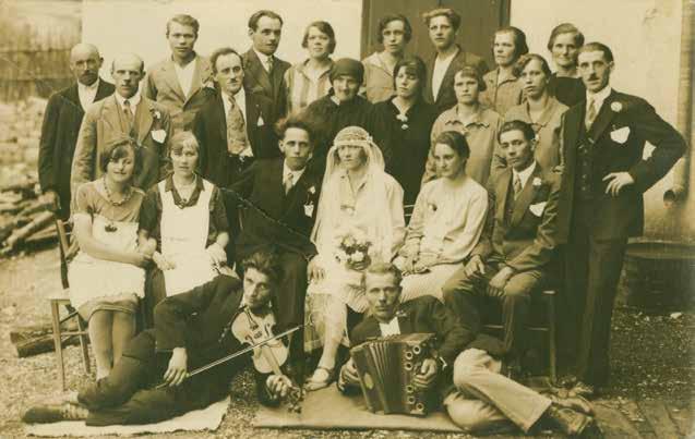 POROKA KATARINE MARINIČ TINCE. Razglednica poroke najstarejše Slovenke Katarine Gabršček Tince (1899 2010) in Rudolfa Mariniča leta 1929.