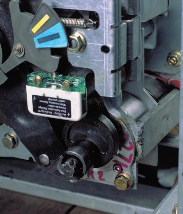 11 Protezione magnetotermica -FCM1 del motore caricamolla di chiusura La protezione magnetotermica del motore carica molla di chiusura è fornita di serie per la tensione nominale 2 V cc mentre è