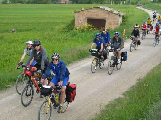 Percorso considerato Passo della Cisa - Acquapendente Lunghezza del percorso a piedi 395 km Itinerari controllati 850 km Lunghezza itinerario per la bicicletta 403