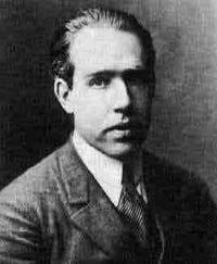 Quantizzazione nella materia Atomo di Bohr Nel 1913 N. Bohr propose un modello atomico che superasse le difficoltà di quello di Rutherford e fosse compatibile con le osservazioni spettroscopiche. N. Bohr (1885-1962) 1.