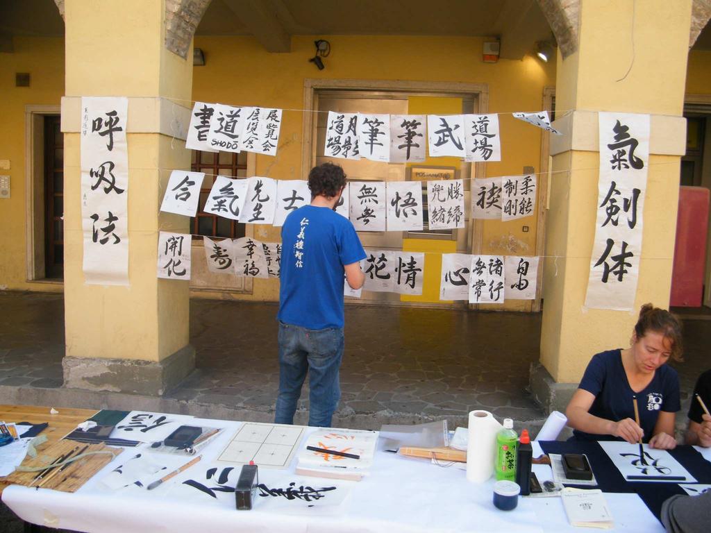 Durante la mattinata, Mariarosa Valluzzi del gruppo Tsuki Kage Dōjō che ha sede al Portello, ha eseguito una dimostrazione di SHODO, l antica arte della calligrafia giapponese,
