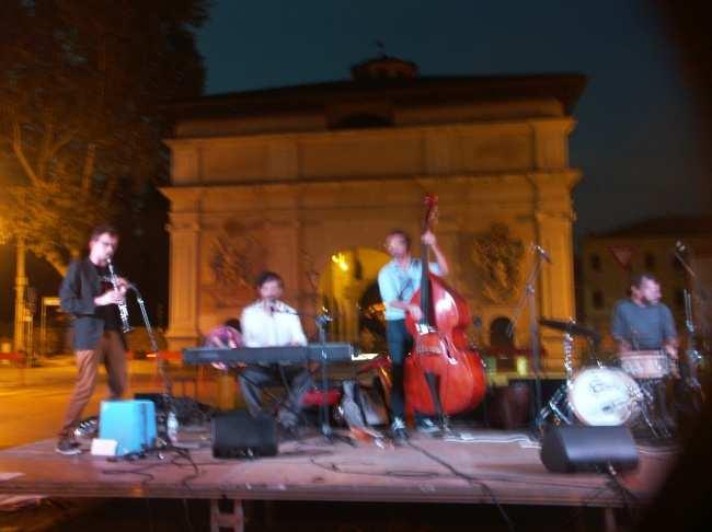 Dalle 20 si è svolto il concerto del gruppo Luca Ferraris Quartet che ha trascinato il pubblico con canzoni originali ed altre tratte dal repertorio della