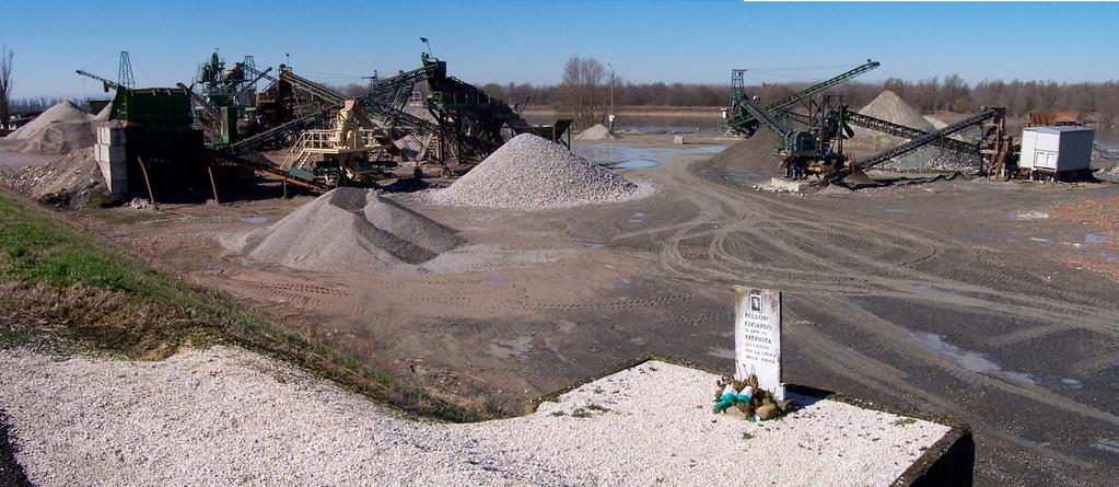 Ripresa n 27 Il centro lavorazione inerti e una lapide commemorativa davanti all isola, in