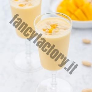 nei bicchieri. 3. Decoriamo con qualche cubetto di mango e mandorle a lamelle.