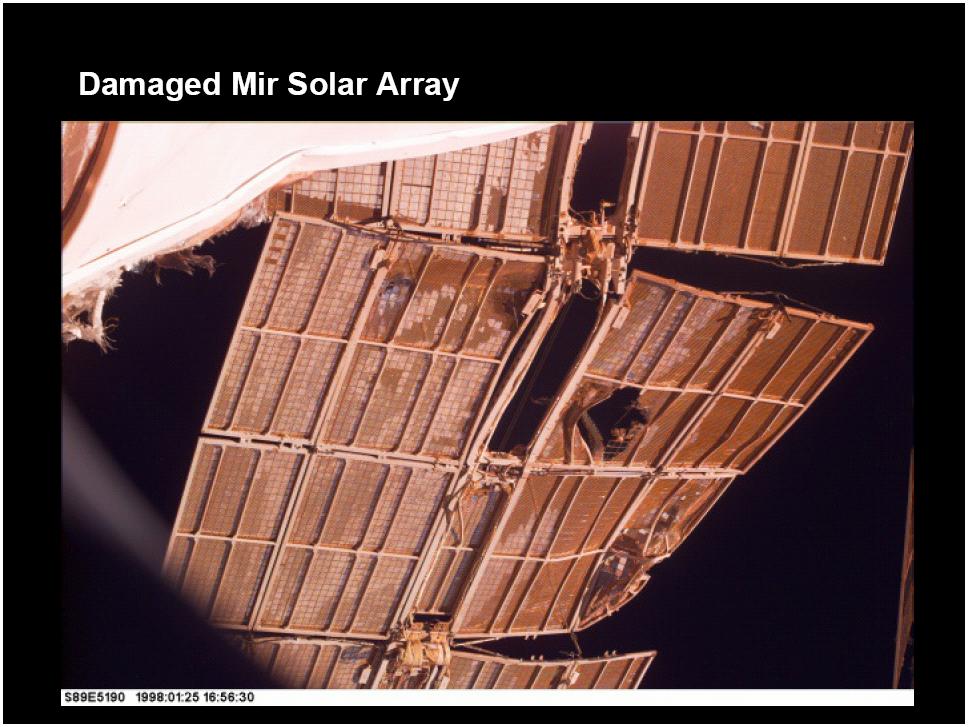 Figura 1: pannello solare della stazione spaziale MIR danneggiato dall impatto con un detrito spaziale.