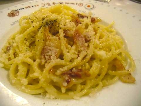 la gricia di Armando al Pantheon E dunque troverete la famosa Gricia di Armando, i suoi bucatini all amatriciana, gli spaghetti alla carbonara, il vitello arrosto con patate che si portava a cuocere