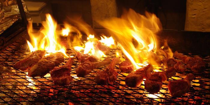 Così non va bene: la carne non deve cuocere sulla fiamma, ma sulla brace! 5. Non carbonizzare la carne per evitare la formazione di sostanze chimiche cancerogene, come i benzopireni.