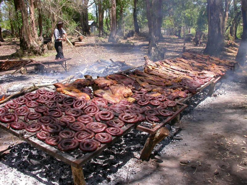 Le pratiche tradizionali di barbecue prevedono l'utilizzo di molto tempo per raggiungere la cottura dei cibi e al giorno d'oggi il metodo più diffuso e rapido è semplicemente arrostire ai ferri