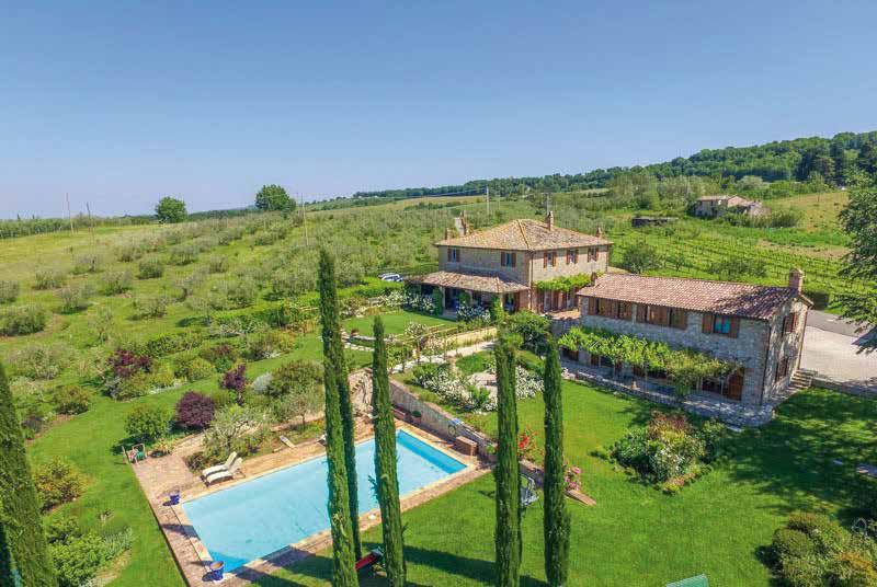 Villa perfectly inserted into the surrounding area, with land of 4 ha with groves of olive trees, vineyard, gardens and