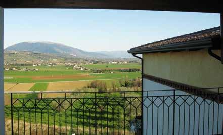 Possibilità di acquisto di altri 4 ettari di terreno. Stone farmhouse with 1 hectare of land, on two levels. The first floor is completely restored and the ground floor is partially to be finished.