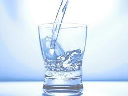 L acqua L acqua è il costituente principale del nostro organismo, è un composto chimico di formula H2O e rappresenta la sostanza maggiormente diffusa in natura dove si può trovare come: Acqua