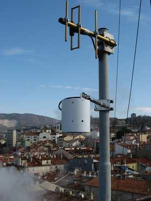 m 10x7 superficie non erbosa vicino a forte pendio / in conca vicino ad alberi / PLUVIOMETRO TERMO/IGROMETRO h (cm) 200 h (cm) 200 SI h > 150 cm ANEMOMETRO ostacoli sito troppo aperto in pendio o su