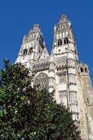 La Cattedrale di Saint-Gatien, nella città di Tours in Francia (Nikon F 801, AIS Nikkor 25-50mm f/4, Velvia). Un immagine dal basso della Basilica di San Paolo, ripresa con AF Nikkor 20-35mm f/2.