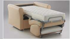 Il meccanismo situato nella parte superiore garantisce la realizzazione di una poltrona letto elegante e confortevole.