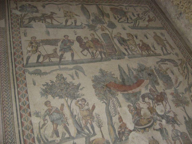 Mosaico della piccola caccia Vi sono raffigurate scene di caccia di vari animali: volpi,